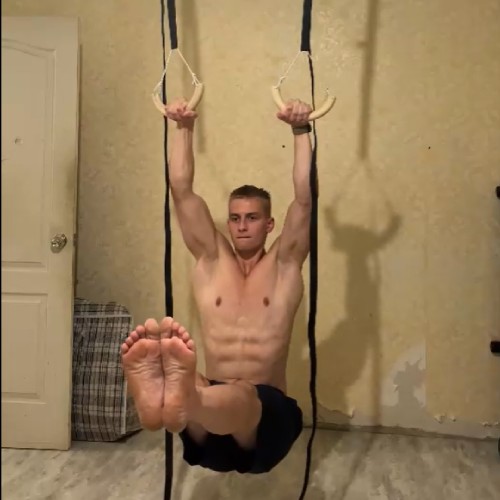 подтягивания на полукольцах с уголком