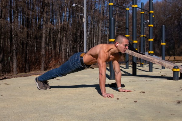 Сколько должен отжаться мальчик в 9 лет? А в 15? А в 25? А в 35? А в 50?